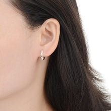 Cargar imagen en el visor de la galería, Argollas Huggies de Estrellas y Punto Luz 14mm en Plata 925