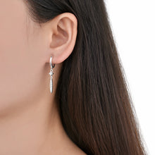 Cargar imagen en el visor de la galería, Argolla Tipo Huggies Con dije colgante en Plata 925