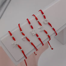 Cargar imagen en el visor de la galería, Pulsera de Dama Hilo Rojo con Letra en Plata 925