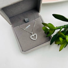 Cargar imagen en el visor de la galería, Cadena con Dije de Corazón con circones blancos en Plata 925
