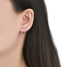 Cargar imagen en el visor de la galería, Argollas Huggies 12mm C@rtier con Punto Luz en Plata 925
