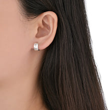 Cargar imagen en el visor de la galería, Argollas Huggies 10mm con Punto Luz en Plata 925
