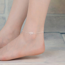 Cargar imagen en el visor de la galería, Tobillera de Corazones y Punto Luz en Plata 925
