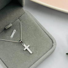Cargar imagen en el visor de la galería, Cadena con Dije de Cruz con Circones  15x10mm en Plata 925
