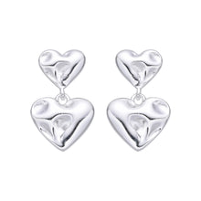 Cargar imagen en el visor de la galería, Zarcillos de Corazones con Relieve en Plata 925
