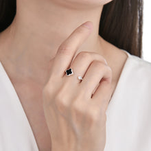 Cargar imagen en el visor de la galería, Anillo Ajustable Flor Negra VAN en Plata 925
