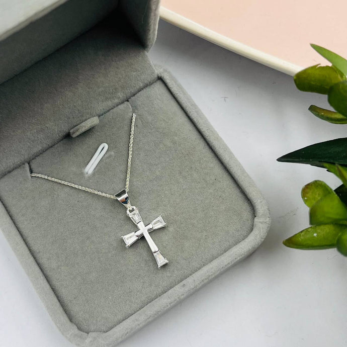 Cadena con Dije de Cruz con Baguette en Plata 925