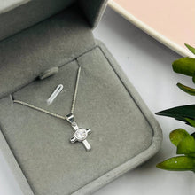 Cargar imagen en el visor de la galería, Cadena con Dije de Cruz y Punto Luz en Plata 925
