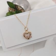 Cargar imagen en el visor de la galería, Cadena con Dije de Corazón con Mariposas en Oro 18k
