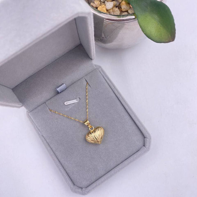 Cadena con Dije de Corazón Acanalado en Oro 18k