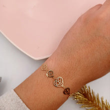 Cargar imagen en el visor de la galería, Pulsera de Corazones en Oro 18k
