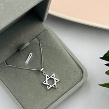 Cargar imagen en el visor de la galería, Cadena con Estrella de David Lisa en Plata 925
