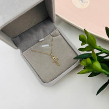 Cargar imagen en el visor de la galería, Cadena con Dije de Silueta de Cruz en Oro 18k

