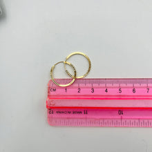 Cargar imagen en el visor de la galería, Argollas Diamantadas 17mm en Oro 18k
