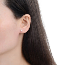 Cargar imagen en el visor de la galería, Zarcillos de Rosca Corazon 4mm en Plata 925
