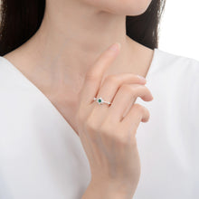 Cargar imagen en el visor de la galería, Anillo de Flor con Circón Verde en Plata 925
