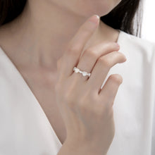 Cargar imagen en el visor de la galería, Anillo Ajustable de Corazones con Nácar en Plata 925
