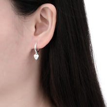 Cargar imagen en el visor de la galería, Argollas Huggies 12mm con Corazón con Punto Luz en Plata 925
