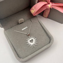 Cargar imagen en el visor de la galería, Cadena con Dije de Corazón Radiante en Plata 925
