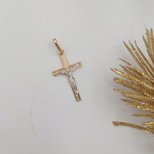 Cargar imagen en el visor de la galería, Dije de Cruz con Cristo Diamantado en Oro Blanco y Oro 18k
