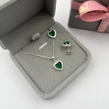 Cargar imagen en el visor de la galería, Juego de Corazón Verde con Circones en Plata 925
