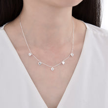 Cargar imagen en el visor de la galería, Gargantilla de Corazones y Punto Luz en Plata 925
