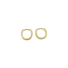 Cargar imagen en el visor de la galería, Argollas Huggies Modelo Lydia 10mm en Plata 925 con Baño de Oro
