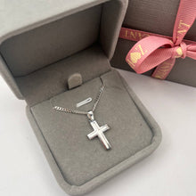 Cargar imagen en el visor de la galería, Cadena con Dije de Cruz Hueca en Plata 925
