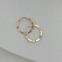 Cargar imagen en el visor de la galería, Argollas Diamantadas 13mm en Oro 18k
