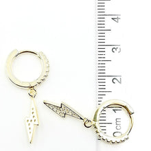 Cargar imagen en el visor de la galería, Argollas Huggies 14mm con Rayito en Plata 925 con Baño de Oro
