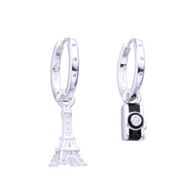 Cargar imagen en el visor de la galería, Argollas Huggies 15mm con Torre Eiffel y Camara en Plata 925
