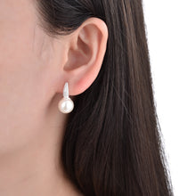 Cargar imagen en el visor de la galería, Argollas Huggies 12mm con Perla Sintetica en Plata 925
