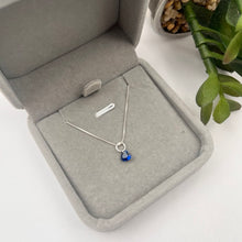 Cargar imagen en el visor de la galería, Cadena con Dije de Corazón Punto Luz Azul en Plata 925

