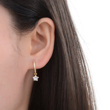 Cargar imagen en el visor de la galería, Argollas Huggies 12mm con Estrella en Plata 925 con Baño de Oro
