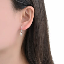 Cargar imagen en el visor de la galería, Argollas Huggies con Caracolito 10mm en Plata 925
