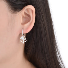 Cargar imagen en el visor de la galería, Argollas Huggies 12mm de Trébol en Plata 925
