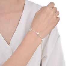 Cargar imagen en el visor de la galería, Pulsera Paper Clip con Corazones en Plata 925
