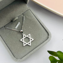 Cargar imagen en el visor de la galería, Cadena con Dije de Estrella de David Grande en Plata 925
