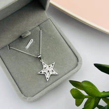Cargar imagen en el visor de la galería, Cadena con Dije de Estrella Punto Luz en Plata 925
