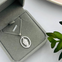 Cargar imagen en el visor de la galería, Cadena con Medalla Virgen La Milagrosa en Plata 925
