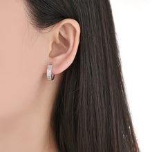 Cargar imagen en el visor de la galería, Argollas Huggies 14mm Modelo Alma en Plata 925
