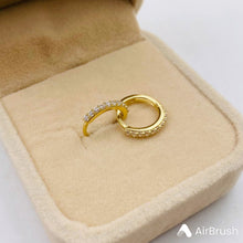 Cargar imagen en el visor de la galería, Argollas Huggies Modelo Karen 10mm en Oro 18k
