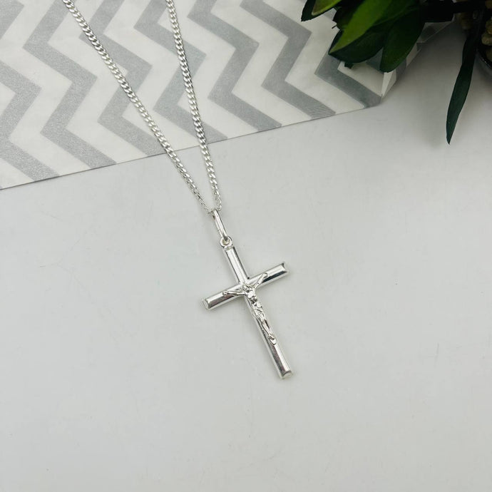 Cadena de Caballero Barbada con Dije de Cruz Con Cristo Modelo Cristhyan en Plata 925