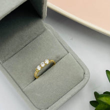 Cargar imagen en el visor de la galería, Anillo 3 Circones en Oro 18k
