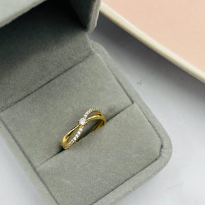 Anillo De Compromiso Cruzado Con Circones en Oro 18k