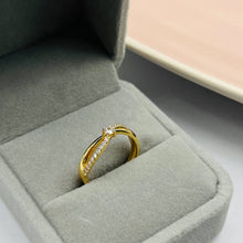 Cargar imagen en el visor de la galería, Anillo De Compromiso Cruzado Con Circones en Oro 18k
