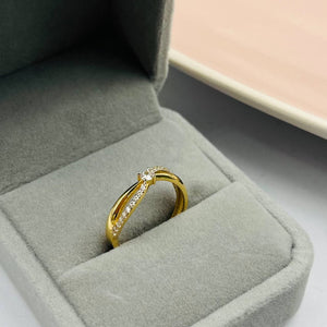Anillo De Compromiso Cruzado Con Circones en Oro 18k