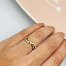 Cargar imagen en el visor de la galería, Anillo De Compromiso Cruzado Con Circones en Oro 18k
