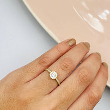 Cargar imagen en el visor de la galería, Anillo De Compromiso Con Circones en Oro 18k

