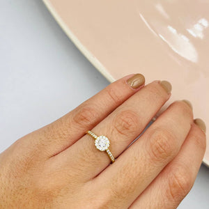 Anillo De Compromiso Con Circones en Oro 18k